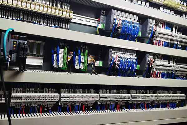 Caja de control eléctrico conforme a las normas europeas 